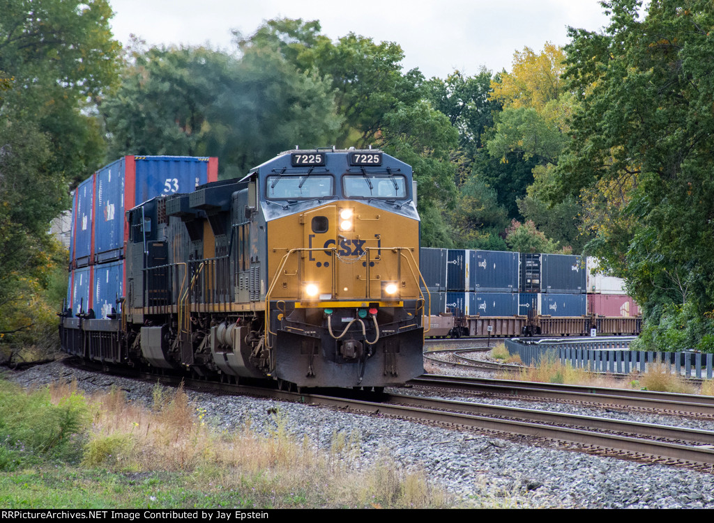 CSX 7225 leads I159 North